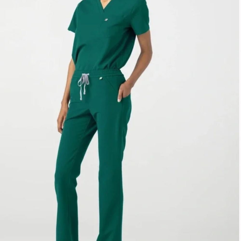 Hunter Green Scrub Set! S Catarina Top (S) & Jogger Bottoms (Small Tall)